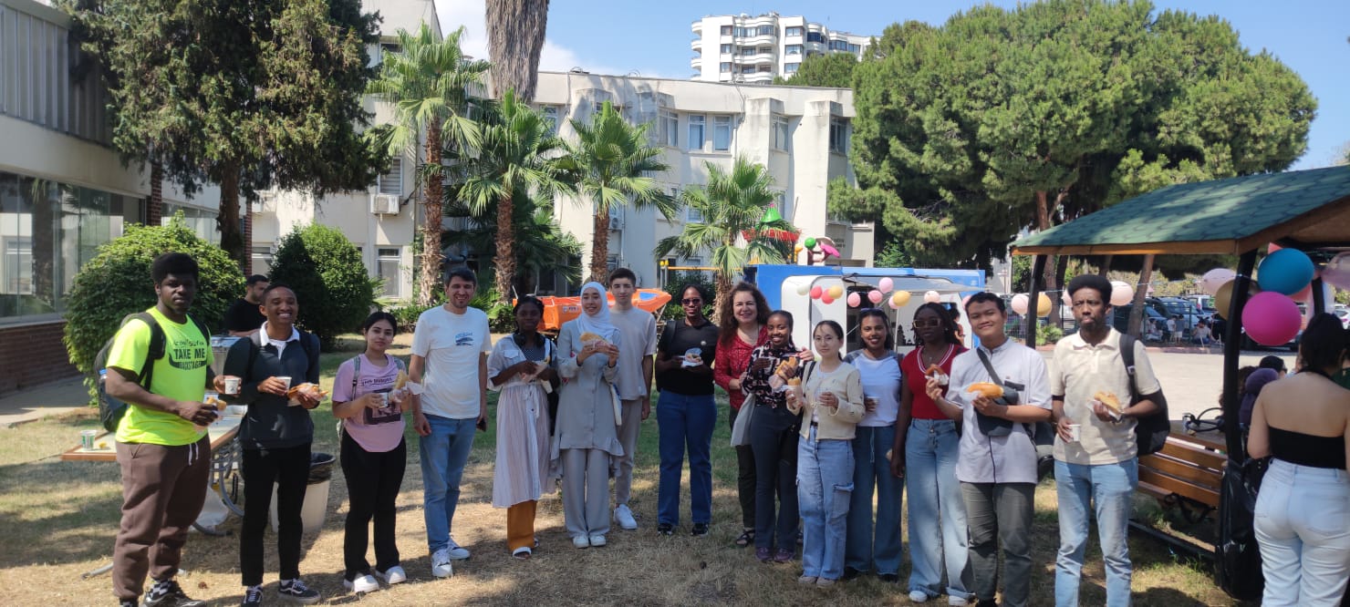 MERSİN TUAM YTB Öğrencileri, Mersin Üniversitesi Su Ürünleri Fakültesinin Deniz Canlıları Müzesi Önünde Düzenlenen “2025 Mezunlar Buluşması” Etkinliğine Katıldı